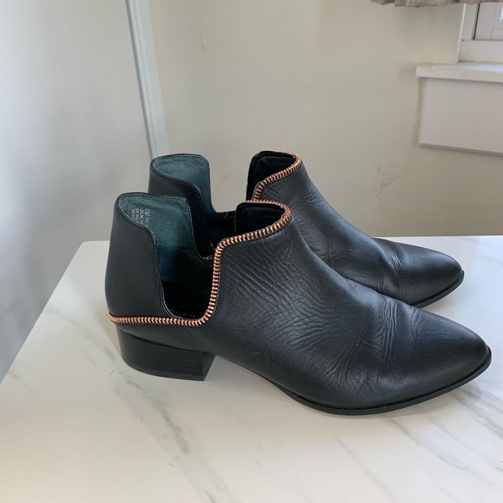 HALOGEN black genuine leather ankle boots booties zip edge sz 8 womens